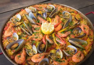 comer paella en un chiringuito
